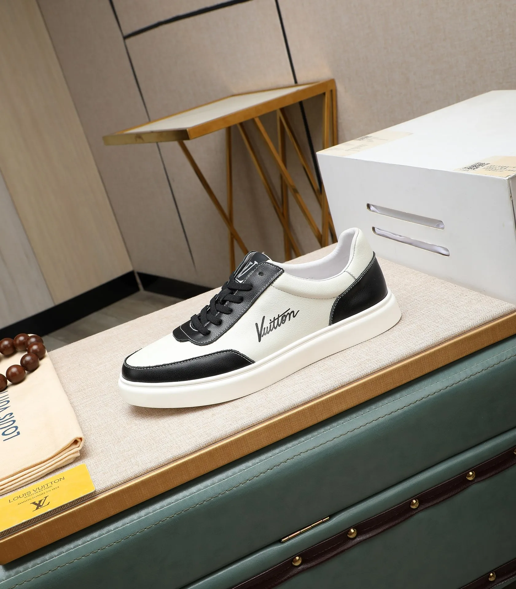 Men's shoes 💰440📛📛【LOUIS VUITTON】Louis Vuitton 2024 official website synchronized new products 👟Milan fashion catwalk style 🇰🇾🇰🇾LV family logo, celebrity style, a must-have for fashionistas ⚠️First-layer calfskin ➕Genuine leather lining ➕Official website original version special outsole 👞Number 38-44